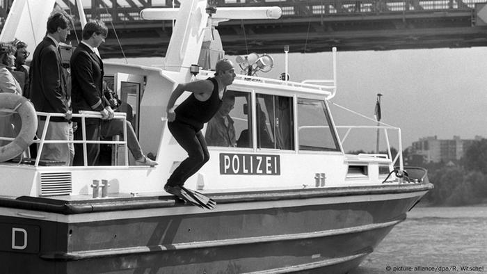 Deutschland Bundesumweltminister Klaus Töpfer schwimmt im Rhein 1988