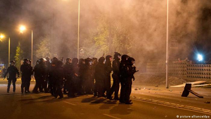 Polizei sichert künftige Asylunterkunft in Heidenau in Sachsen