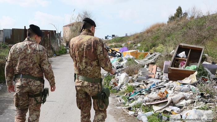 Italienische Polizsten vor einer illegalen Müllkippe nahe Neapel, 03.03.2015 (Foto: EPA)