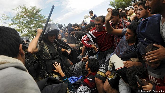Hunderte Fluchtlinge Durchbrechen Grenze Zu Mazedonien Aktuell Europa Dw 22 08 15
