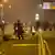 Полиция оттесняет группу правых радикалов на ночной улице в Хайденау
