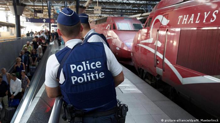 Французские полицейские рядом с поездом Thalys