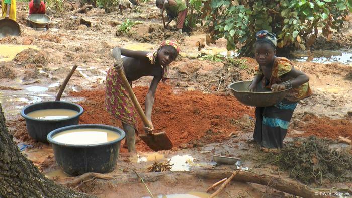 Fillettes dans une mine d'or du Niger