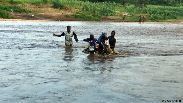 Tödliche Kinderarbeit in Nigeria Motorradträger statt Brücken