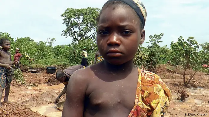 Tödliche Kinderarbeit in Nigeria Arbeitsalltag statt Schule