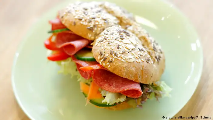 Salami-Sandwich (Foto: picture-alliance/dpa/A. Schmid)