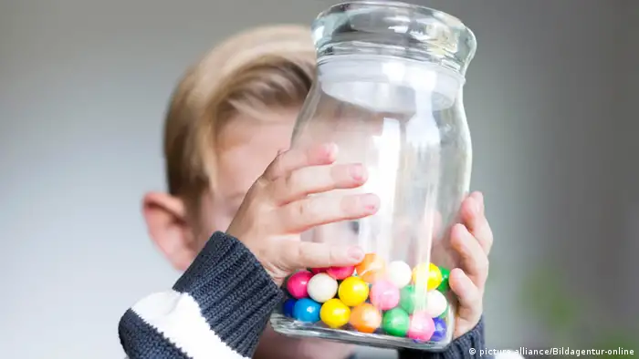 A child with a jar of candy (picture alliance/Bildagentur-online)