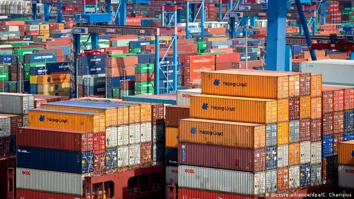 Контейнерный терминал с контейнерами фирмы Hapag-Lloyd