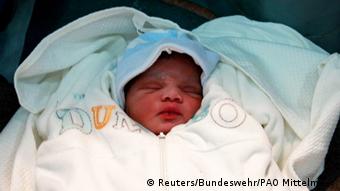 Deutschland Flüchtlingsbaby Sophia geboren auf der Fregate Schleswig Holstein im Mittelmeer
