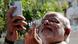 Indien Narendra Modi macht ein Selfie in Ahmedabad Indien Narendra Modi macht ein Selfie in Ahmedabad