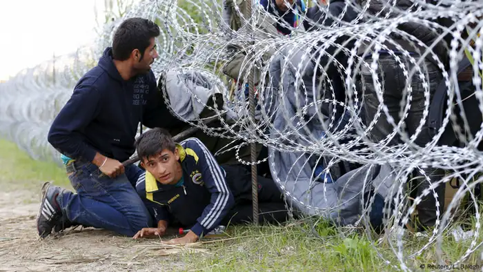 Ungarn Flüchtlinge am Grenzzaun zu Serbien