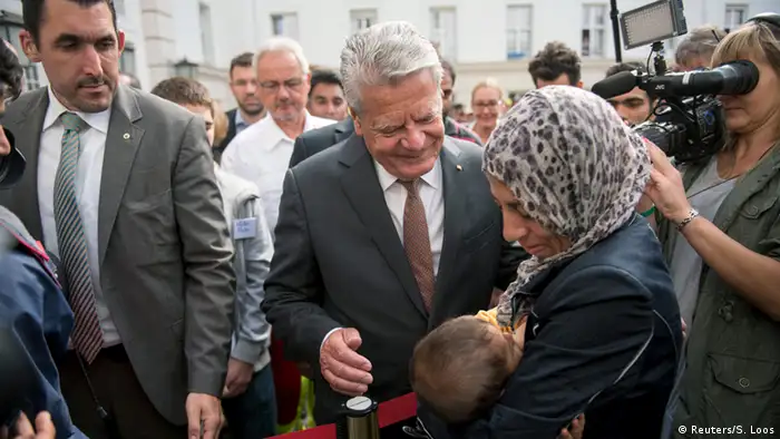 Deutschland Berlin Bundespräsident Joachim Gauck Besuch Flüchtlingsheim