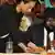 Südsudans Präsident Salva Kiir unterzeichnet den Friedensvertrag (Foto: rtr)