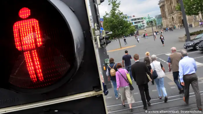 Deutschland Fußgänger gehen bei rot über eine Ampel (Symbolbild)