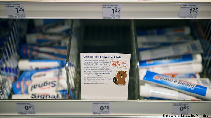 Deutschland Einzelhandel Drogeriemarktkette stellt Zahncremehersteller an den Pranger
