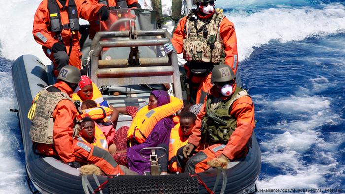 Bundeswehrsoldaten retten auf einem Speedboot Flüchtlinge im Mittelmeer
Foto: picture-alliance/dpa/Bundeswehr/T. Petersen