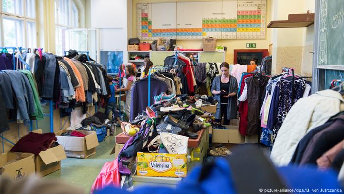 Freiwillige Helfer arbeiten in der Kleiderkammer in einer Flüchtlingsunterkunft in Berlin
Foto: picture-alliance/dpa/B. von Jutrczenka