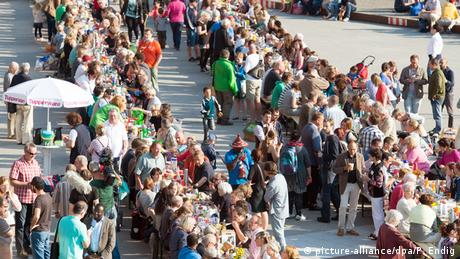 Zahlreiche Bürger sitzen mit Flüchtlingen beim gemeinsamen Frühstück in Halle zusammen
Foto: picture-alliance/dpa/P. Endig