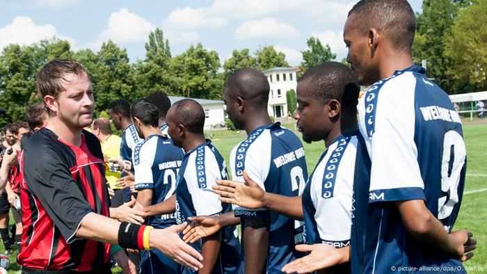 Henning Eich von ESV Lok Potsdam II begrüßt am Fußballplatz die Spieler von Deutschlands erster Flüchtlingsmannschaft 
Foto: picture-alliance/dpa/O. Mehlis
