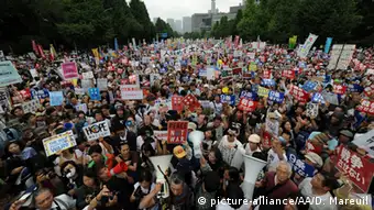 Japan Tokio Proteste gegen die Sicherheitspolitik von Premierminsiter Shinzo Abe