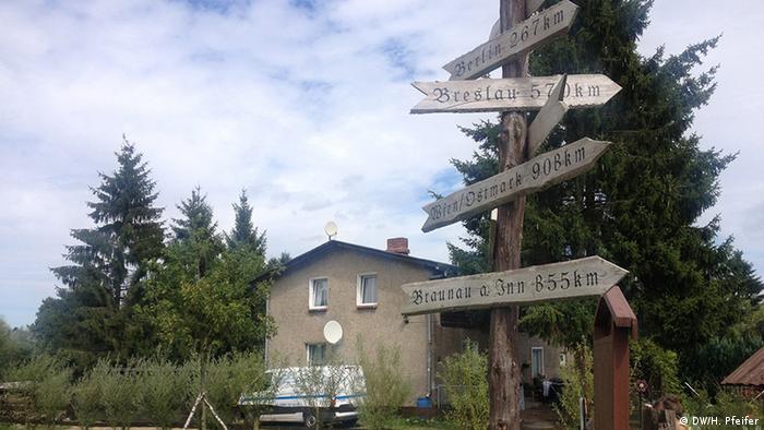 Bis zu Hitlers Geburtsort Braunau am Inn sind es laut Wegweiser in Jamel 855 Kilometer. Der Pfahl steht auf einem Privatgrundstück (Foto: DW)