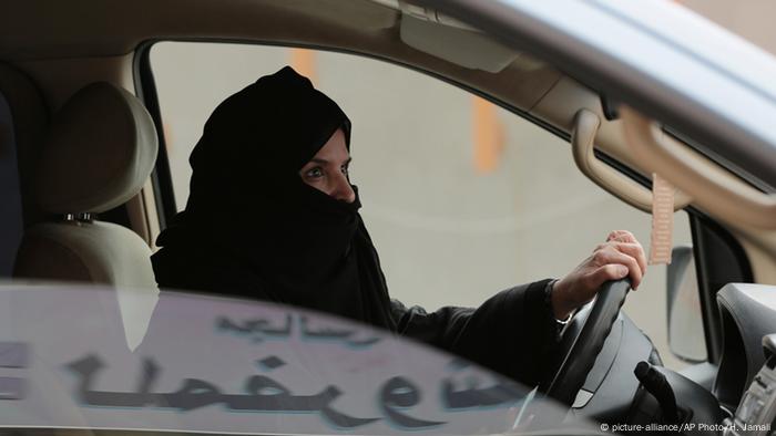 Saudi Arabien Frauen (picture-alliance/AP Photo/H. Jamali)