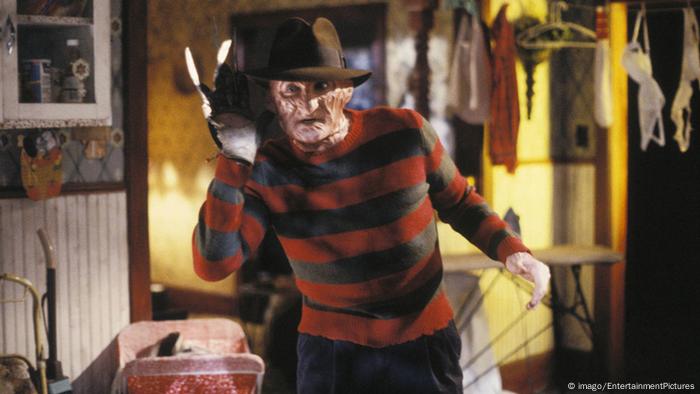 Szene aus A Nightmare on Elm Street: Freddy Krueger mit seinem Messerhandschuh (imago/EntertainmentPictures)