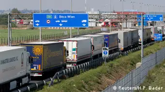 Österreich verstärkt Grenzkontrollen bei Einreiseverkehr aus Ungarn Stau auf Autobahn