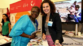 Im Gespräch: Die Botschafterin von Ghana, I.E. Akua Sena Dansua, informierte sich bei Katie Gallus von der DW Akademie
