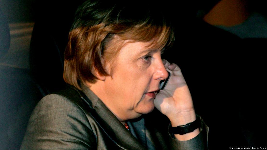 Ангела Меркел говори по мобилния си телефон