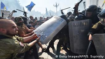 Ukraine, Kiew: Auseinandersetzungen an der Werchowna Rada (Foto: SERGEI SUPINSKY/AFP/Getty Images)