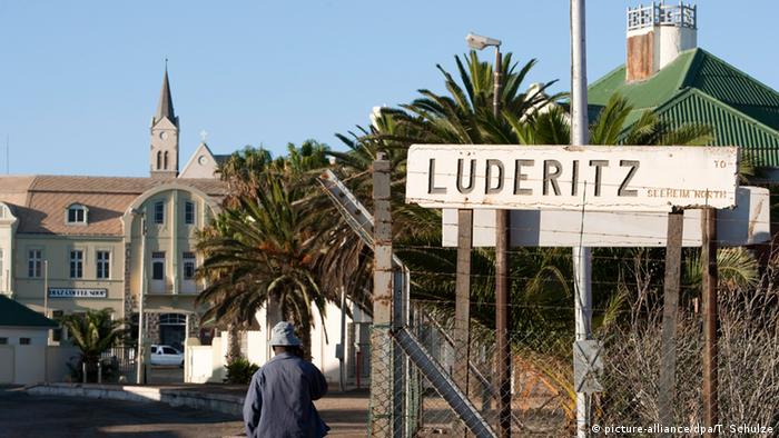 A road leading into the town of Lüderitz.