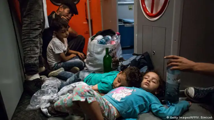 Kinder schlafen im überfüllten Zug von Budapest nach München (Foto: AFP/Getty Images)