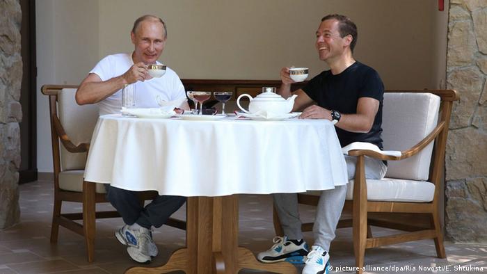Путин и Медведев за завтраком