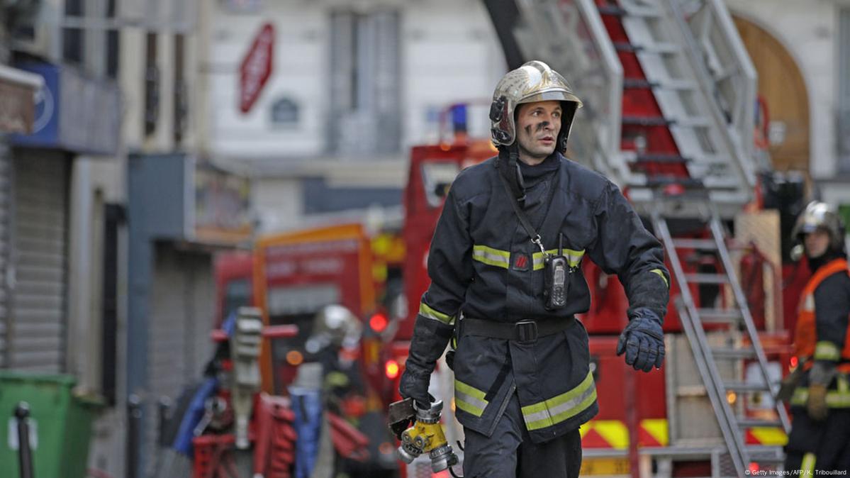 Blaze In Paris Apartment Building Leaves Eight Dead – DW – 09/02/2015