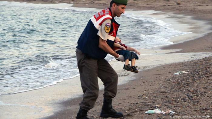 Photo of the drowned Syrian boy in the arms of a man