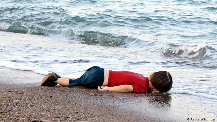 Toter Junge liegt am Strand (Foto: Reuters/Stringer)