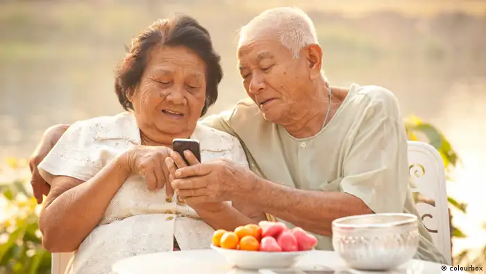 Symbolbild Senioren mit Handy