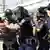 Polizeieinsatz gegen Flüchtlinge am Bahnhof von Bicske (Foto: AP)