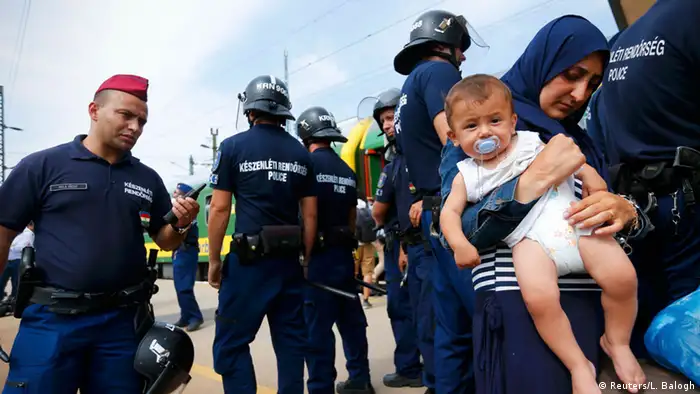 Ungarn Bicske Flüchtlinge Polizei Verhaftung Kinder