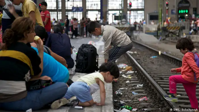 Ungarn Budapest Ostbahnhof Flüchtlinge Kinder (Foto: DW/ Lars Scholtyssyk)