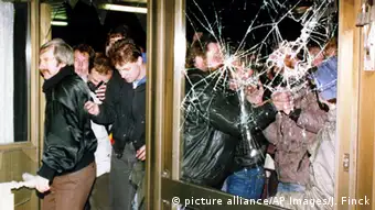 Des manifestants entrent de force dans la centrale de la Stasi le soir du 15 janvier 1990