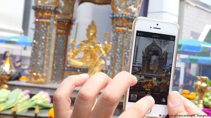 Erawan Schrein König Brahma Hindu Gott Restauration Bangkok Thailand