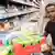 Беженец из Эритреи, получивший место практиканта в немецком супермаркете
