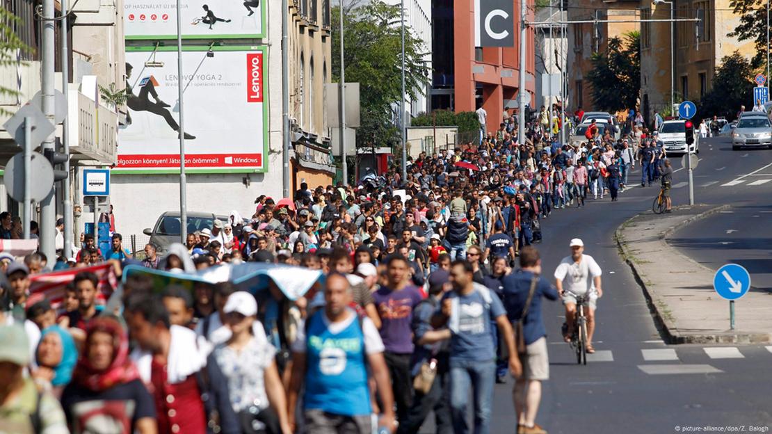 Em 2015, milhares de migrantes ocupam parte da pista de uma avenida em Budapeste ao partirem a pé da Hungria rumo à Alemanha