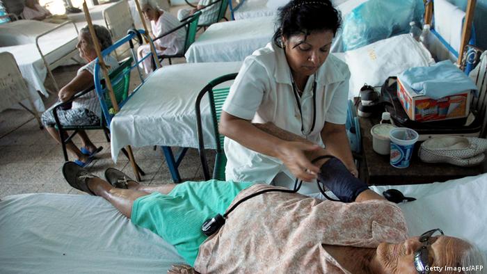 Una médica atiende a una paciente en un hospital de La Habana. 