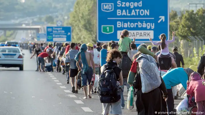Flüchtlinge auf der Autobahn Richtung Österreich