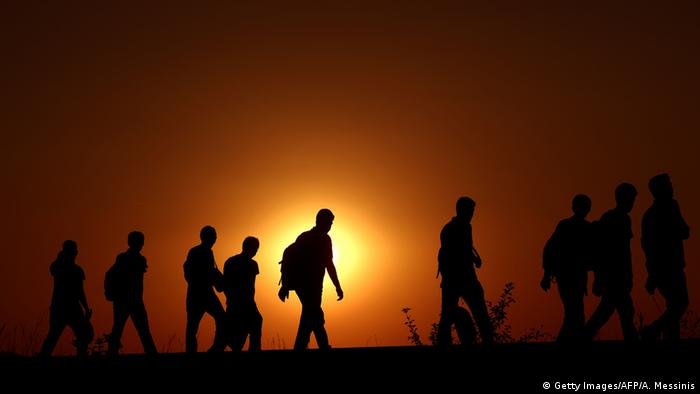 Syrische Flüchtlinge versuchen die Grenze zu Ungarn zu passieren (Foto: ARIS MESSINIS/AFP/Getty Images)