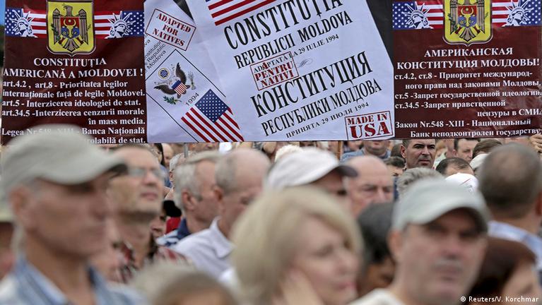 Moldovans rally against massive bank fraud DW 09/06/2015