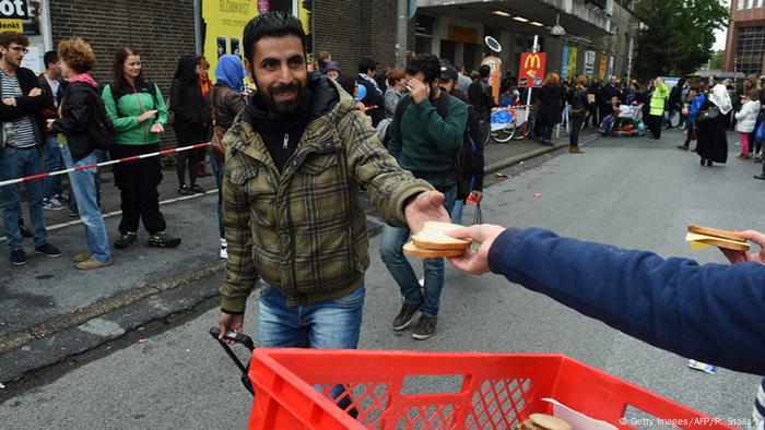 Flüchtling nimmt Brot (Foto: PATRIK STOLLARZ/AFP/Getty Images)